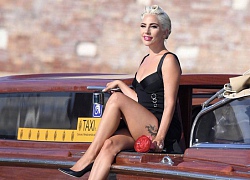 Lady Gaga ngồi vắt vẻo trên taxi nước ngắm cảnh Venice