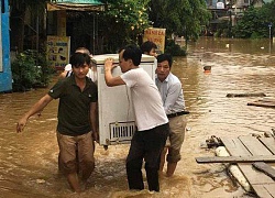 Lũ lên nhanh chóng mặt, cuống cuồng bê ti vi, tủ lạnh tháo chạy