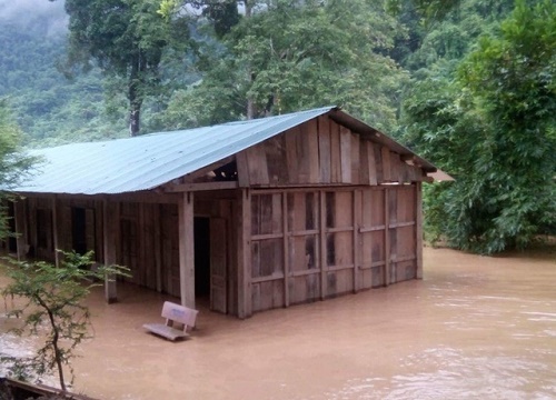 Nhiều trường học biên giới lũ lên bất ngờ gây ngập phải nghỉ học