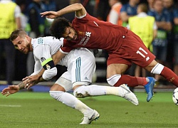 Ramos lại cố tình 'đụng chạm' vào vai Salah