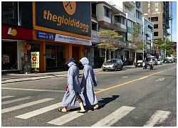 Sang đường như đi catwalk cho hãng thời trang "ninja công sở" - hai nàng thần thái này khiến dân mạng cười đau ruột