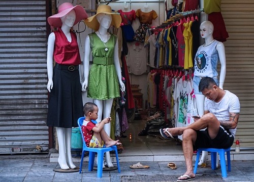 "Trẻ con sao không nhìn vào mắt nhau, lại cúi gằm mặt xuống?"