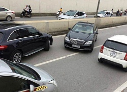 Hà Nội: Xe Mercedes biển "ngũ quý 7" đi ngược chiều trong hầm Kim Liên