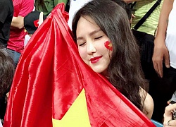 'Hotgirl World Cup' gây chú ý trong trận U23 Việt Nam - Uzbekistan