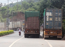 Mưa lũ ở Lào kéo dài, hàng trăm phương tiện ách tắc tại cửa khẩu Lao Bảo