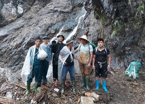 Rùng mình cảnh giáo viên đi bộ hơn 17km "cõng chữ lên non"