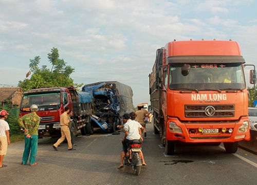 Tránh bò, ba xe tải gây tai nạn liên hoàn trên quốc lộ