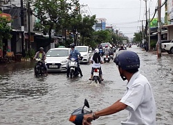 Mưa lớn, dân TP. Cà Mau bì bõm trong biển nước