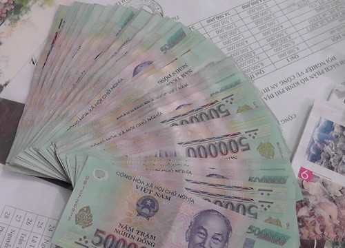 Nhặt được cọc tiền 500.000 đồng, 3 nam sinh tìm người trả lại