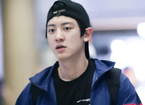 Phản ứng vô cùng bất ngờ của Chanyeol (EXO) khi bị fan cuồng xô đẩy ngay ở sân bay