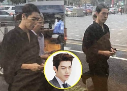 Sau 1 năm chiến đấu với bệnh ung thư, Kim Woo Bin cuối cùng đã lộ diện với thân hình gầy gò đáng xót xa