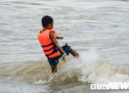 Thuỷ điện Hoà Bình mở cửa xả đáy, rợn người nhìn trẻ em vui đùa ở bãi tắm tử thần