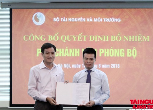 Trao Quyết định bổ nhiệm Phó Chánh Văn phòng Bộ Tài nguyên và Môi trường