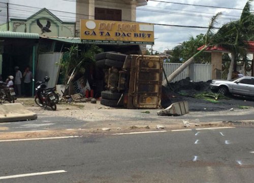 Xe ben lao nhà dân, lật đè bé gái 10 tuổi bị thương nặng