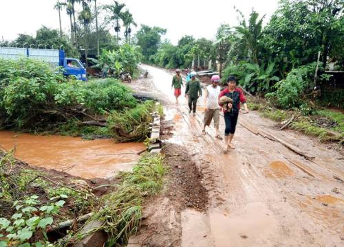 Xe máy lao xuống cầu, 1 thanh niên bị nước cuốn trôi tử vong