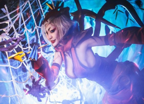 Cosplay Nhện Chúa khoe đường cong tuyệt mỹ