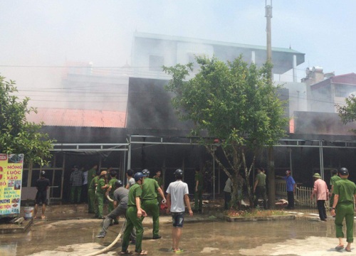 Hàng loạt gian hàng ngoài chợ Nga Sơn bốc cháy