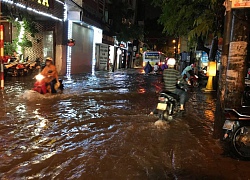 Nhiều tuyến đường Hà Nội &#8220;tê liệt&#8221; sau trận mưa lớn cuối ngày