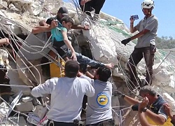 Nổ kho đạn ở Syria: Hối hả kéo trẻ em bị vùi lấp khỏi tòa nhà sập