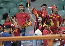 Hoà Minzy thổi vuvuzela cổ vũ Olympic Việt Nam