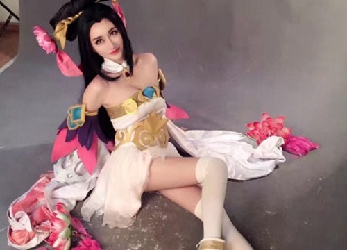 'Ngẩn ngơ' trước vẻ đẹp không tỳ vết của nữ cosplayer dù bị chụp 'lén'