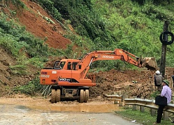 Nghệ An: Sạt lở khiến giao thông chia cắt, nhà dân bị lũ cuốn trôi