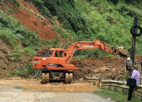 Nghệ An: Sạt lở khiến giao thông chia cắt, nhà dân bị lũ cuốn trôi