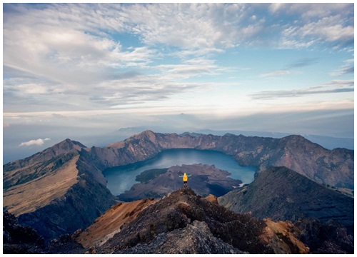 Những ngọn núi lửa đang hoạt động thu hút khách du lịch ở Indonesia