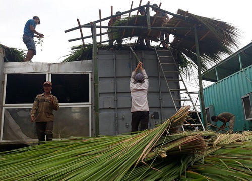 Quảng Ngãi: Phụ huynh xã nghèo chung tay sửa nhà bán trú cho con em