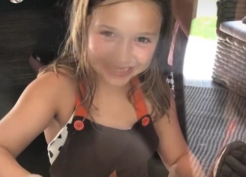 Bé Harper Beckham cười toe toét lộ cả răng sún khi vào bếp trổ tài làm sô cô la