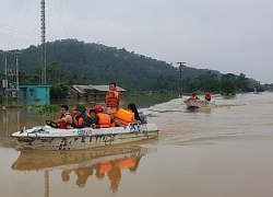 Công an giúp dân đưa thi hài người chết vượt lũ lên bờ mai táng