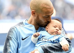 David Silva đưa con trai sinh non ra sân đấu