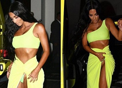 Diện váy hở hang phản cảm, Kim Kardashian gây chú ý vì "vùng da bikini" không đều màu