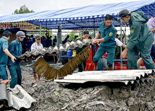 Dông lốc ở Cà Mau làm gần 100 nhà sập, tốc mái