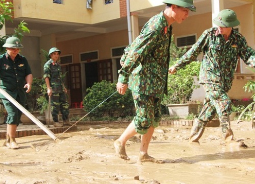 Hối hả dọn bùn sau lũ dữ