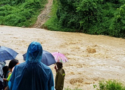 Nghệ An: Hơn 300 người dân Khơ Mú bị cô lập trong nước lũ