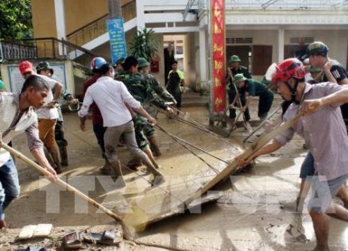 Nghệ An: Nhiều tuyến đường ở miền núi bị ách tắc do ngập nước