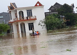 Nước lũ dâng cao tận nóc nhà, hàng nghìn hộ dân phải sơ tán