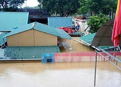 Xót xa cảnh đưa tang trên dòng lũ và công trình chục tỷ "lở loét" sau mưa