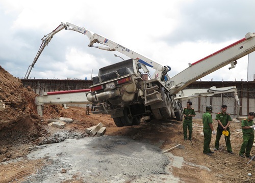 Bị cần bơm bê tông đập vào đầu, 2 công nhân tử vong thương tâm