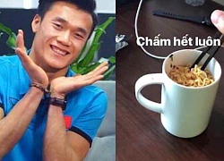 Bùi Tiến Dũng pha mì gói bằng cốc uống café