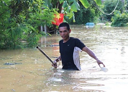 Giữa trời nắng, hàng nghìn ngôi nhà ở xứ Nghệ bị ngập trong biển nước