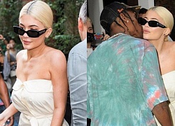 Kylie Jenner &quot;thả rông&quot; vòng 1 đầy gợi cảm, ôm hôn bạn trai tình tứ trên phố