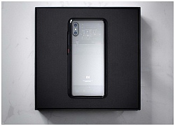 Mở hộp và trên tay Xiaomi Mi 8 EE tại Việt Nam: lưng trong suốt cực chất, vân tay trong màn hình dùng ổn