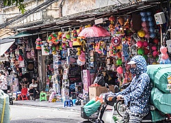 Tấp nập cảnh người dân đua nhau mua tiền giả, "đốt"... tiền thật