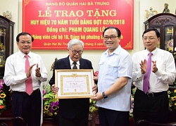 Bí thư Hà Nội trao huy hiệu 70 năm tuổi Đảng cho thân phụ ông Phạm Quang Nghị