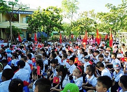 Cha mẹ có biết không, con em mình đã vào mùa đội nắng tập khai giảng đấy!