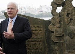 Chuyện về bức tượng ở Việt Nam được ông John McCain quý nhất