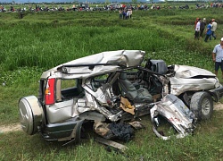 &#8220;Cố tình&#8221; vượt đường, xe ô tô 7 chỗ bị tàu hòa kéo lê khiến 4 người thương vong