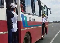 Diễn biến mới nhất vụ tài xế "giả mù", học sinh đu bám cửa ô tô đưa rước